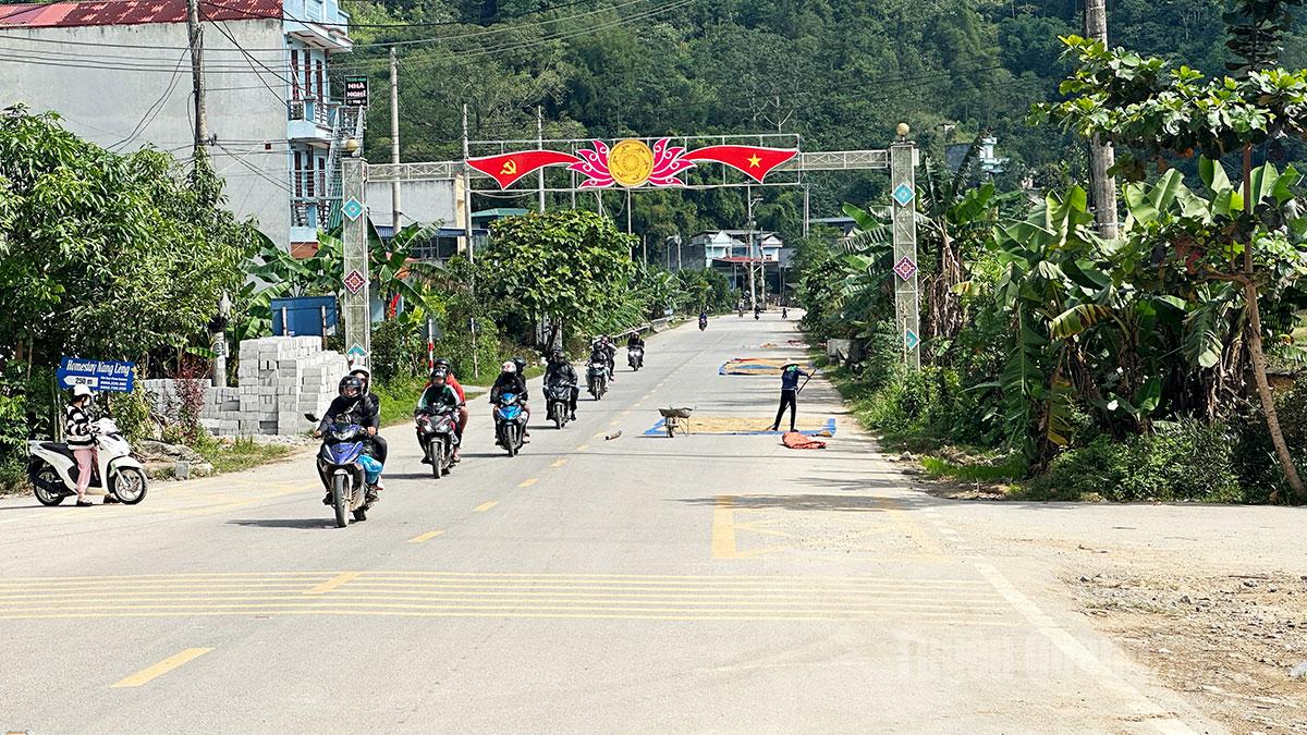 Người dân phơi thóc lấn chiếm lòng đường trên Quốc lộ 4C tại thôn 8 xã Yên Minh