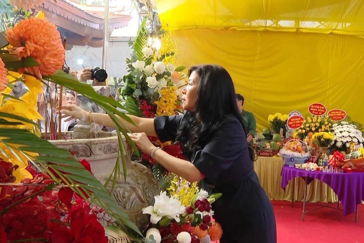 Bà Ngô Phương Ly, phu nhân Tổng Bí thư Tô Lâm, dâng hương tưởng nhớ các Anh hùng Liệt sĩ. Ảnh: Quốc Việt.