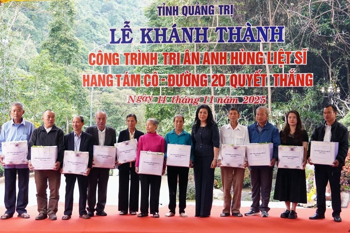 Bà Ngô Phương Ly, phu nhân Tổng Bí thư Tô Lâm, tặng quà cho thân nhân Liệt sĩ. Ảnh: Quốc Việt.
