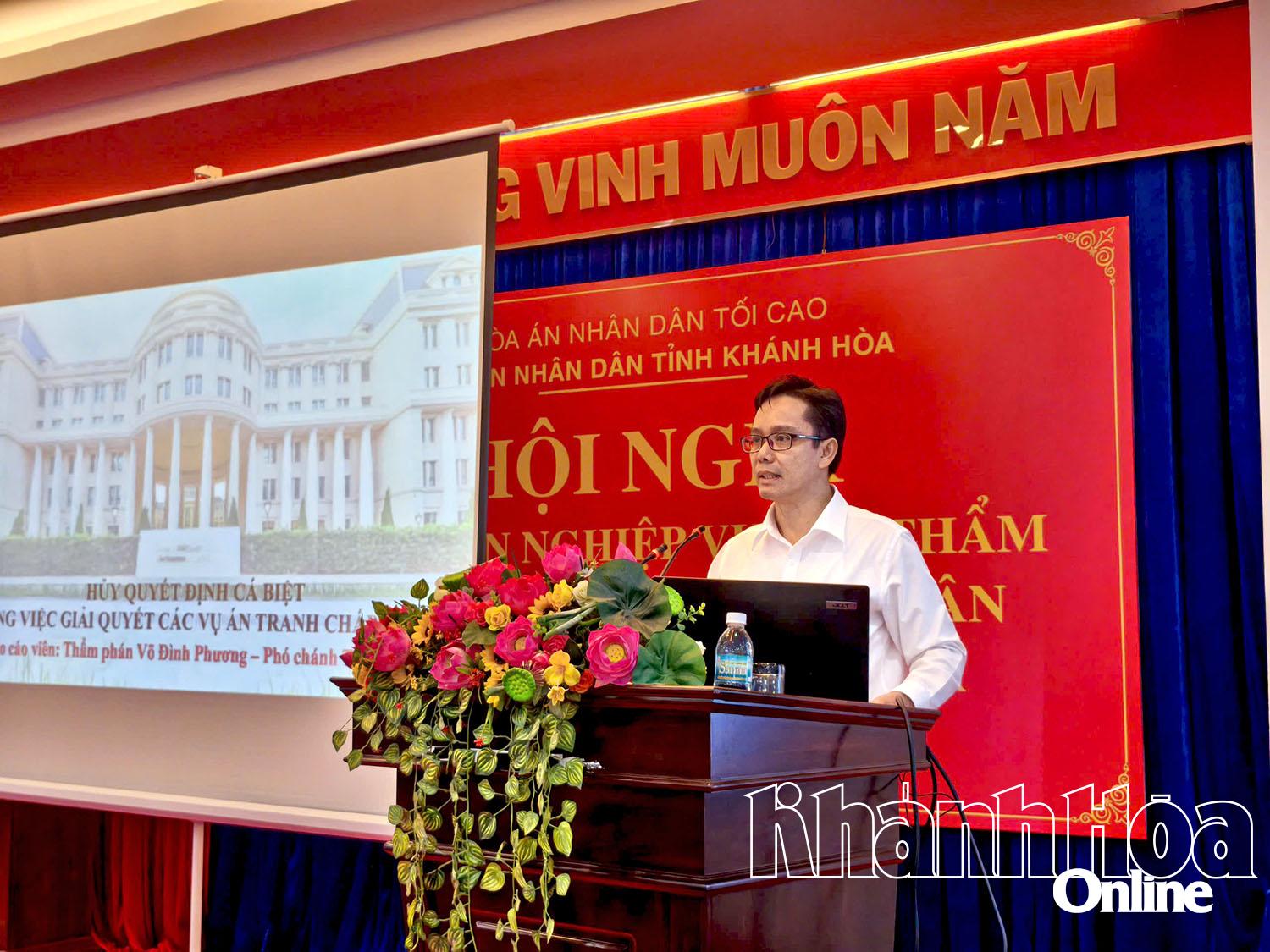 Репортер выступил на конференции.