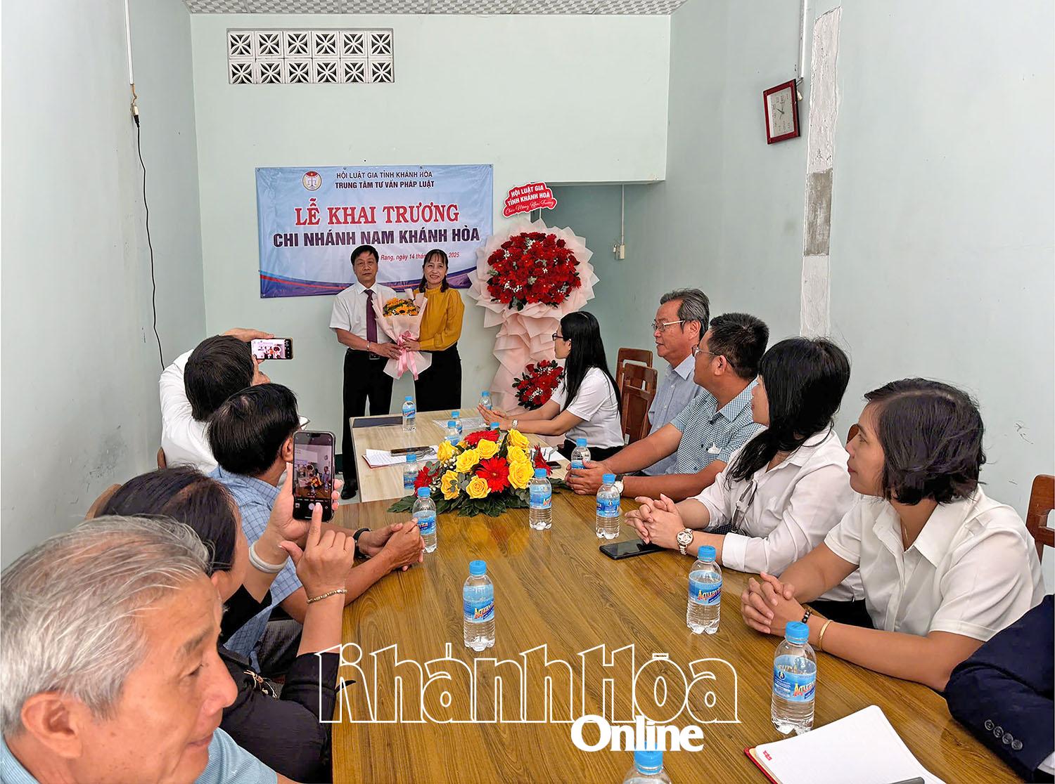 Pemimpin Persatuan Peguam Wilayah menyampaikan bunga kepada Ketua Cawangan Pusat Perundingan Undang-undang Persatuan Peguam Wilayah di Khanh Hoa Selatan.