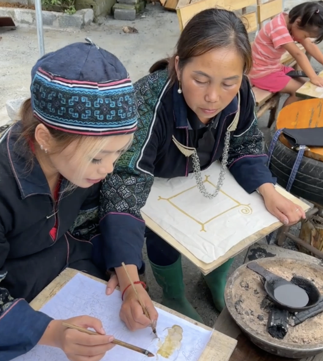 Trải nghiệm di sản văn hóa phi vật thể tại Sa Pa - Vẽ sáp ong - Ảnh 1.