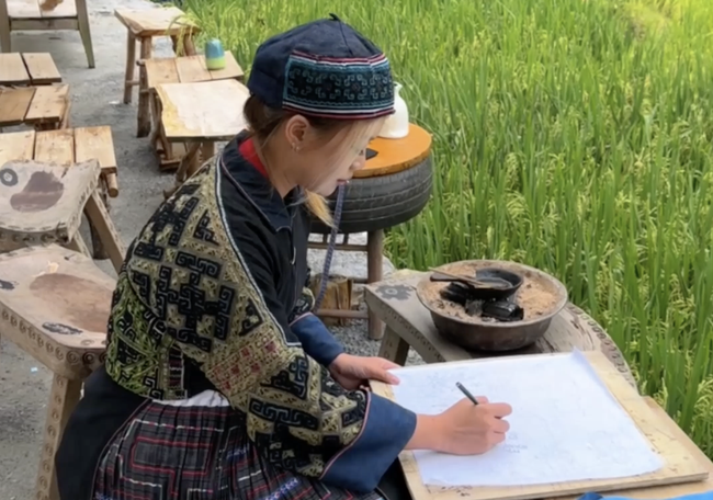 Trải nghiệm di sản văn hóa phi vật thể tại Sa Pa - Vẽ sáp ong - Ảnh 2.