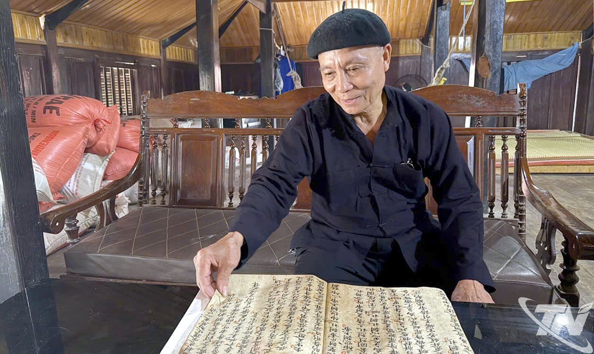 अपना पूरा जीवन तान डो में बिताने के बाद, श्री होआंग वान टूंग आध्यात्मिक समर्थन और संस्कृति के संरक्षण के लिए एक ज्योति रहे हैं, तथा उन्होंने नंग समुदाय की एकजुटता को बढ़ावा दिया है।