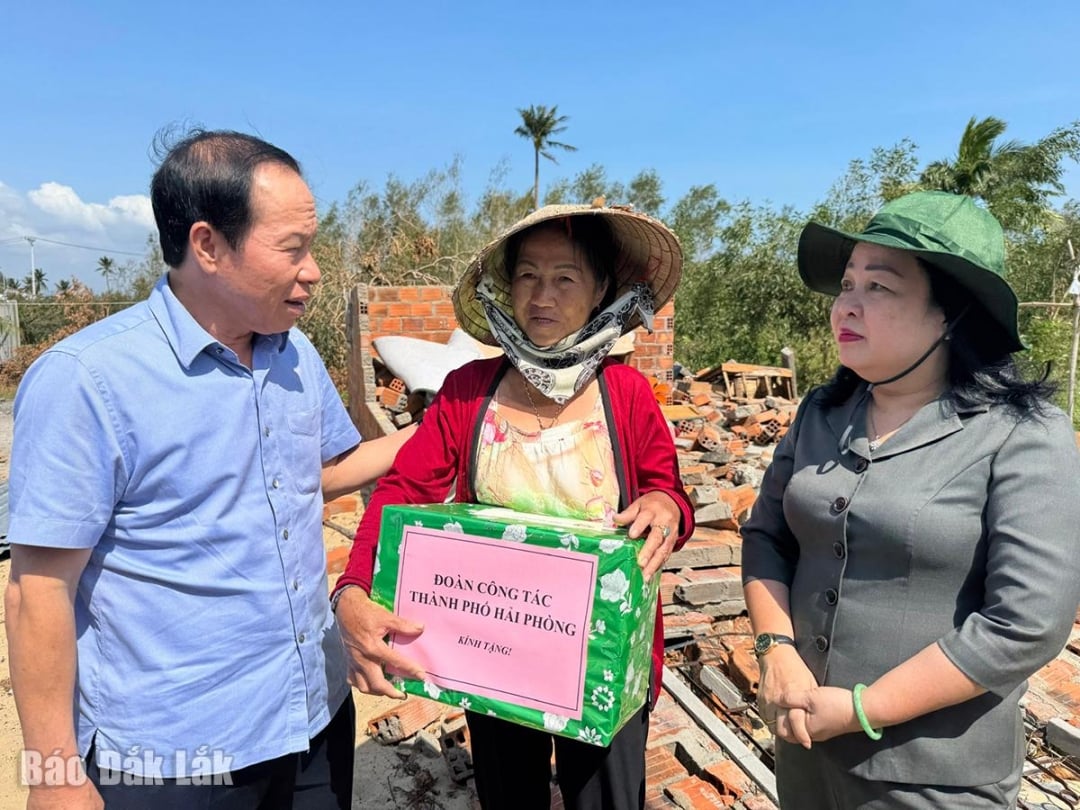Секретар партійної ради міста Хайфон Ле Тьєн Чау вручив подарунки на підтримку родини пані Ле Тхі Хіен з комуни Суан Кань.