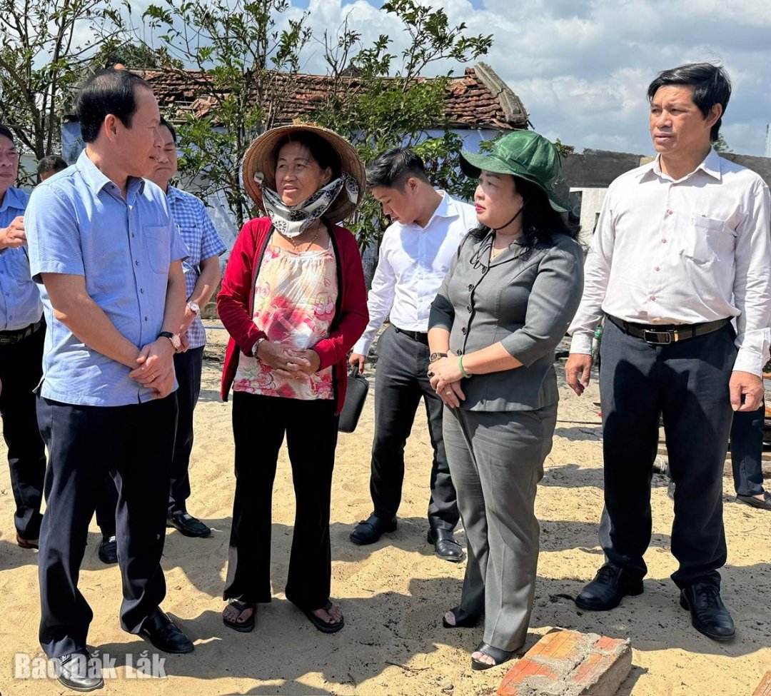 Робоча делегація відвідала та підбадьорила родину, чий будинок обвалився внаслідок шторму № 13 у комуні Суан Кань.