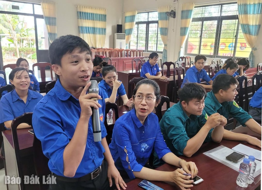 Thanh niên phường Bình Kiến đặt câu hỏi đến lãnh đạo UBND phường.