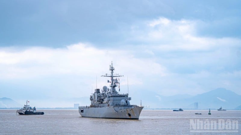 O Cruiser Prairial chega ao porto de Tien Sa, cidade de Da Nang.
