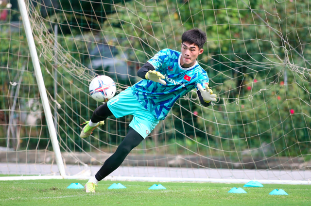 ใครจะเป็นผู้รักษาประตูมือ 1 ของ U.23 เวียดนาม ผู้รักษาประตูสูง 1.91 เมตร จะเสียตำแหน่งหรือไม่ - ภาพที่ 3 Ai sẽ là thủ môn số 1 của U.23 Việt Nam, thủ môn cao 1,91 m có mất suất?
- Ảnh 3.