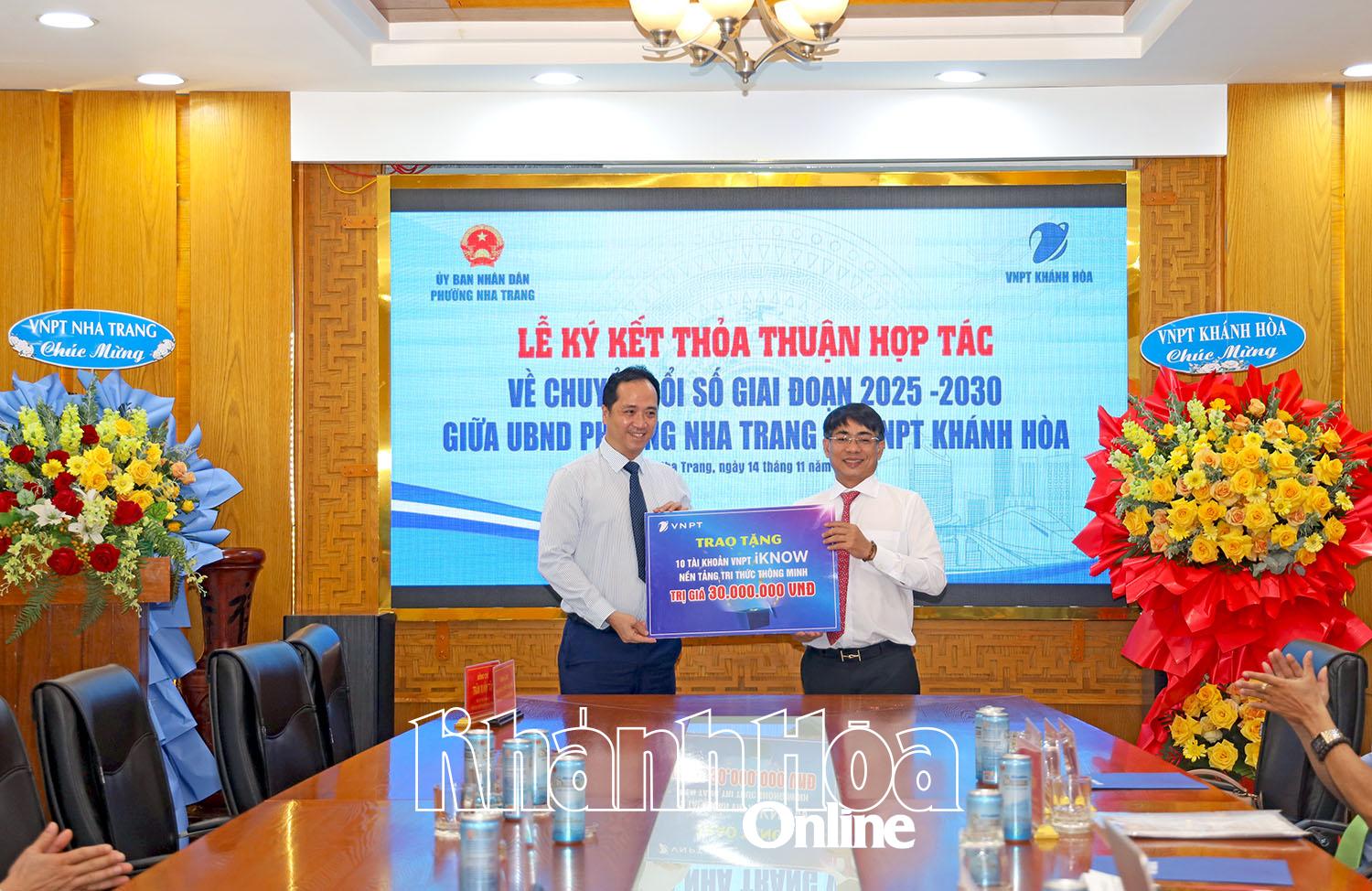 VNPT Khánh Hòa thực hiện nghi thức trao tặng 10 tài khoản iKnow “Nền tảng tri thức thông minh” cho UBND phường Nha Trang. 