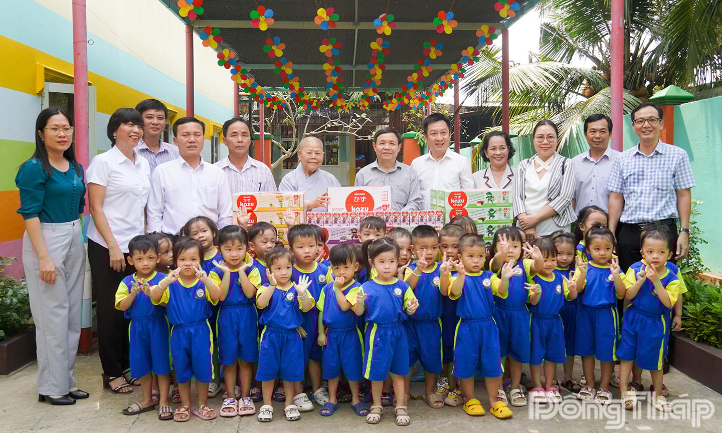 Dong Thap İl Lideri, İl Budist Sangha Yürütme Komitesi ile birlikte çalışıyor 3.jpg