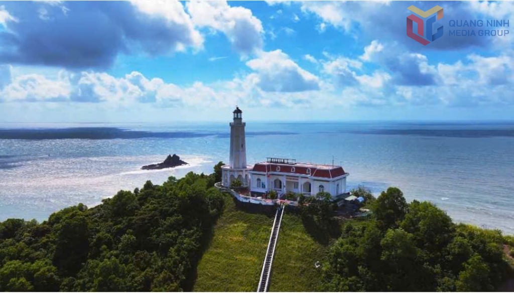 Hải đăng Vĩnh Thực cao 28m, nằm ở độ cao 86m so với mực nước biển, không chỉ là con mắt canh biển quan trọng mà còn là điểm nhấn văn hóa, điểm check-in không thể bỏ qua đối với du khách khi đến Vĩnh Thực