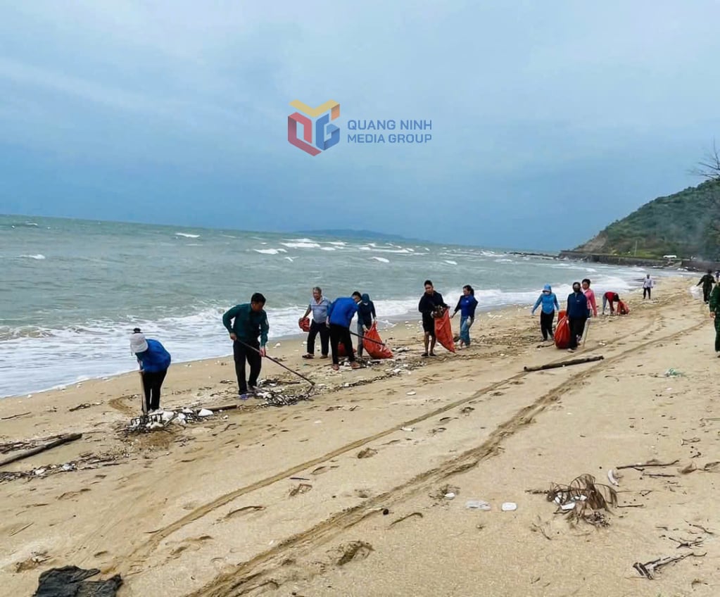 Người dân xã Vĩnh Thực thu gom rác thải trên bãi biển