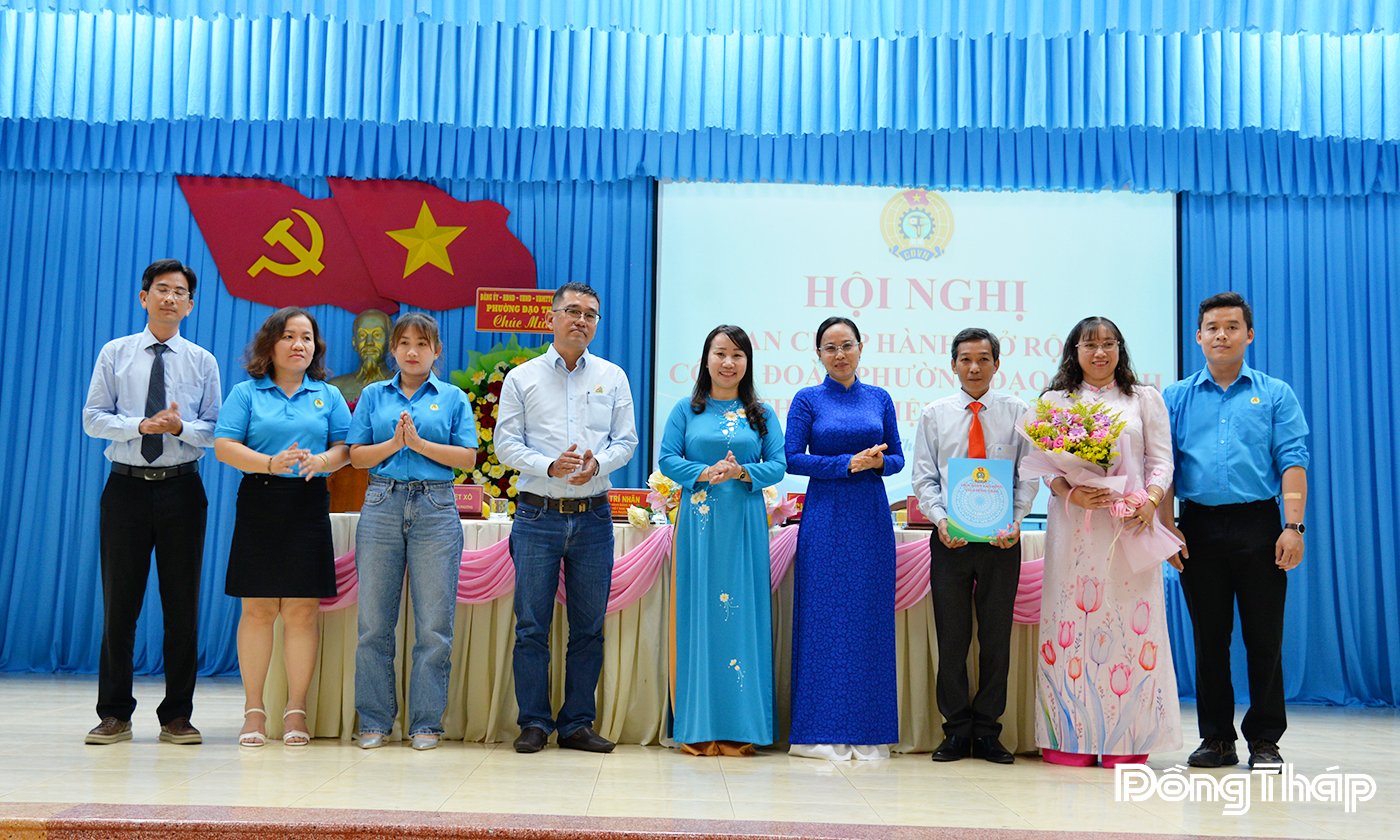 Üçlü halk grubunun yoldaşı, phuong-dao-thanh-1.jpg sendikasının başkanlığını yürütüyor