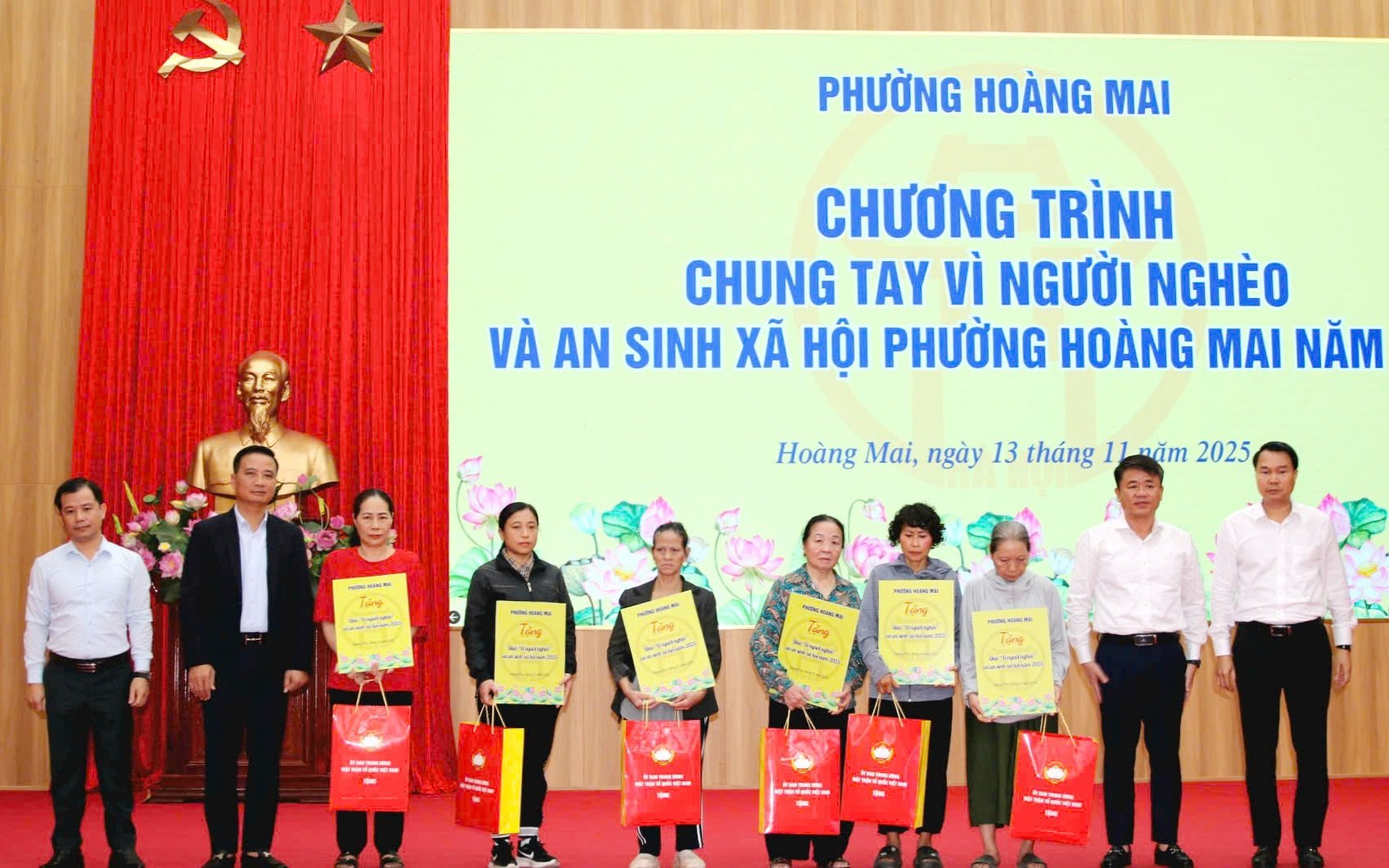 Lãnh đạo phường Hoàng Mai trao quà tặng các hộ có hoàn cảnh khó khăn