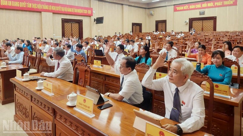 An Giang Eyaleti Halk Konseyi delegeleri, APEC Konferans Merkezi Projesi için yatırım politikasına ilişkin Kararı onayladı.