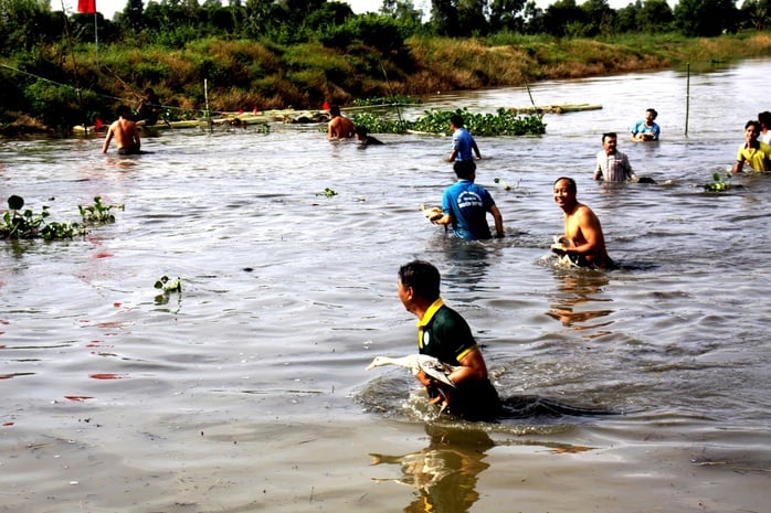 CLIP: Rộn ràng trò chơi thi bắt vịt mùa nước nổi ở An Giang - Ảnh 5.