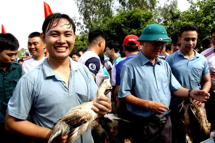 CLIP: Rộn ràng trò chơi thi bắt vịt mùa nước nổi ở An Giang - Ảnh 8.
