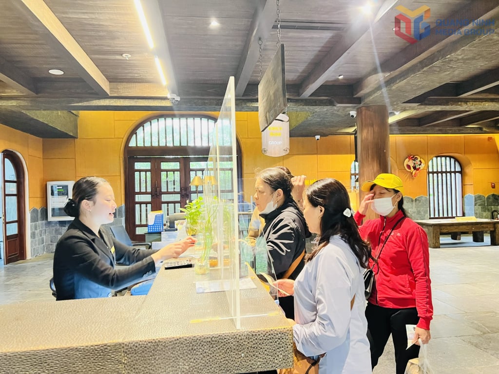 พนักงานบริษัทหุ้นร่วมตุงลัมจำหน่ายบัตรให้กับนักท่องเที่ยวที่มาเยี่ยมชมย่านเยนตู