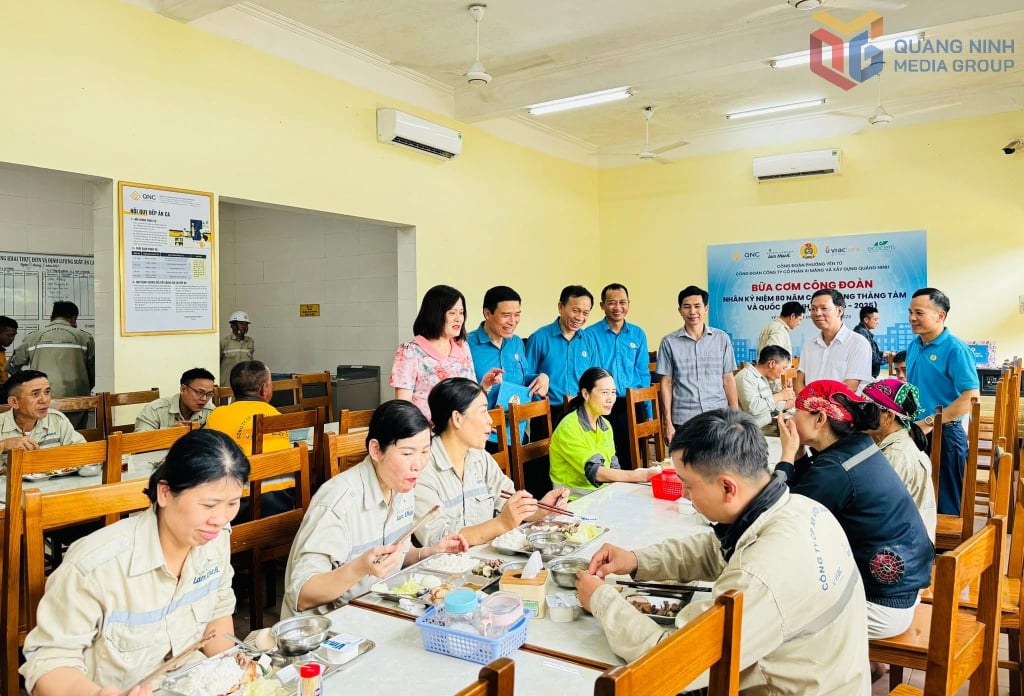 งานเลี้ยงสังสรรค์ที่บริษัท Quang Ninh Cement and Construction Joint Stock Company