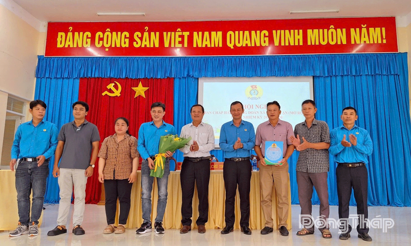 Vo Van Nho elvtárs a Xa Gia Thuan Szakszervezet elnöki posztját tölti be. 2.gif