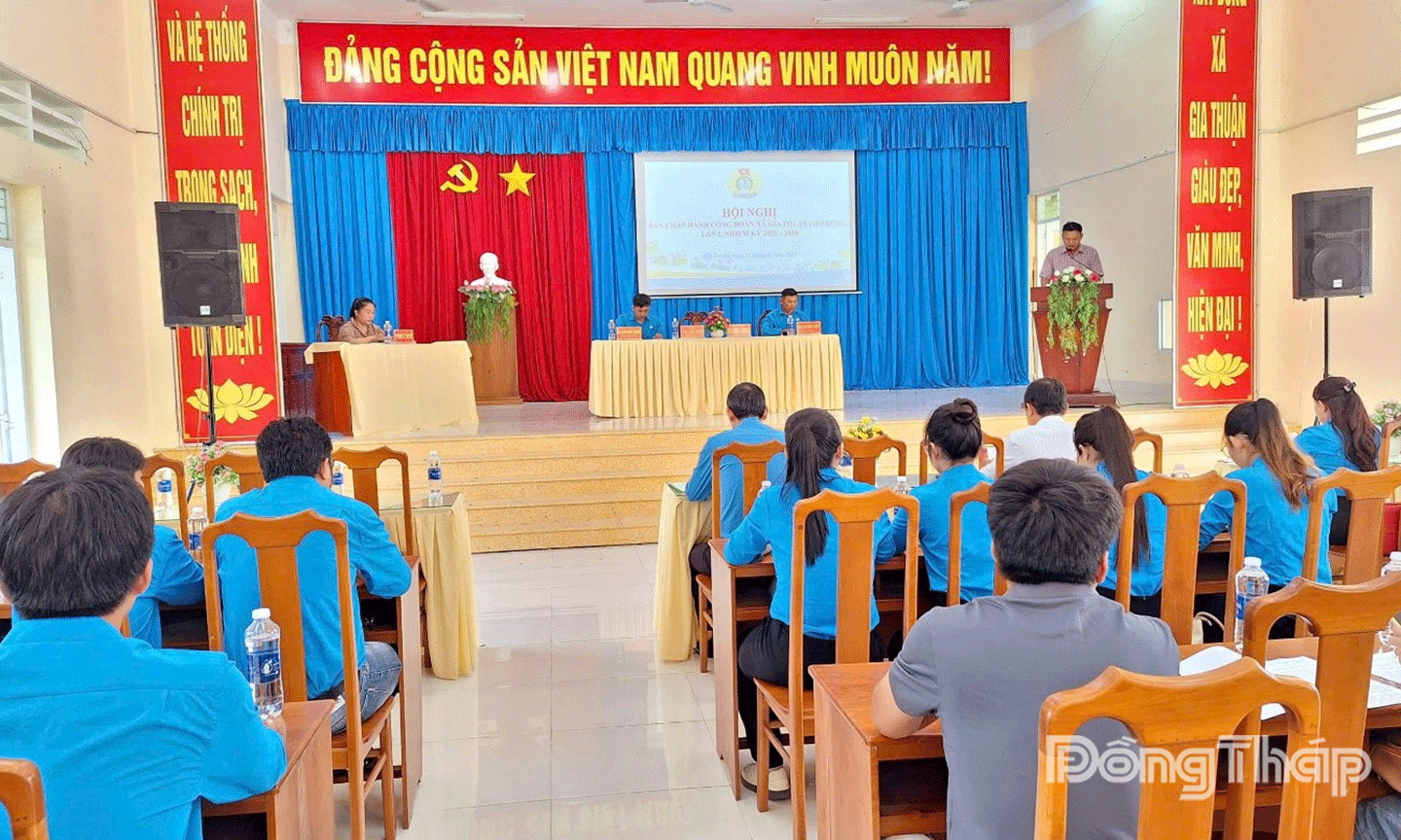 Vo Van Nho elvtárs a Xa Gia Thuan Szakszervezet elnöki posztját tölti be. 1.gif