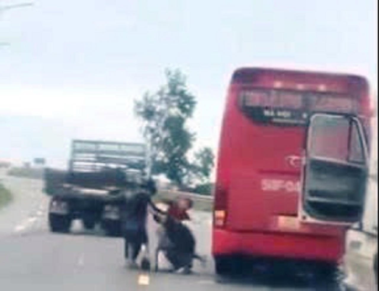 Nhóm người từ xe khách và xe container lao xuống đường ẩu đả trên QL1A. (Ảnh cắt từ video)