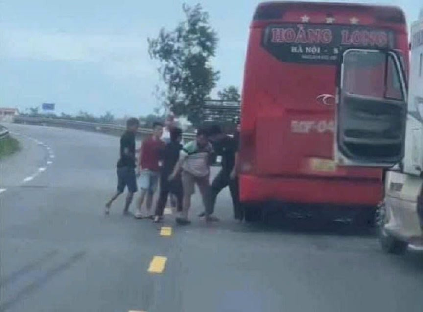 Người đàn ông&nbsp;bị đánh vùng vẫy, thoát khỏi đám đông chạy về phía cabin xe container.