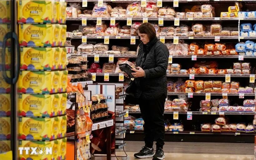 Người dân mua sắm tại siêu thị ở Millbrae, Mỹ. (Ảnh: THX/TTXVN)