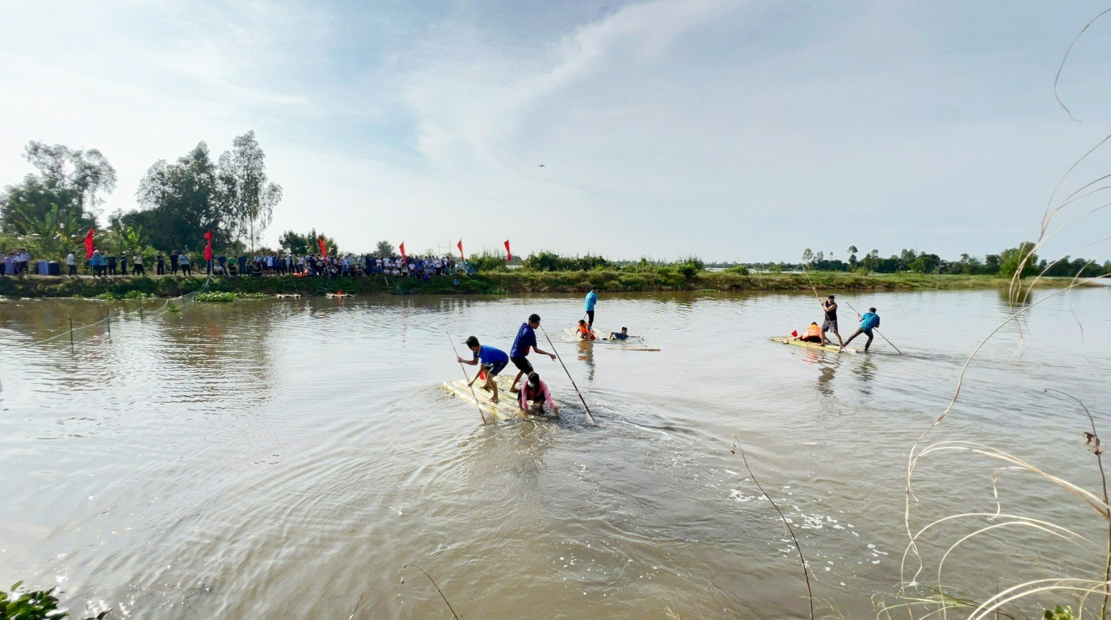 Các đội tranh tài môn đua thuyền dân gian tự chế