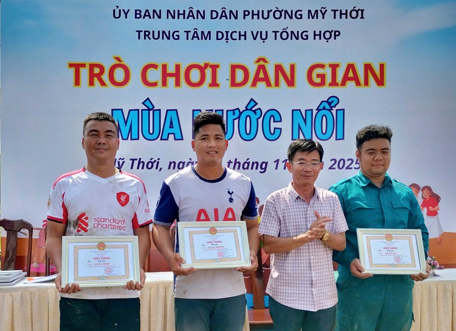 Trao giải thưởng cho bộ môn đẩy gậy