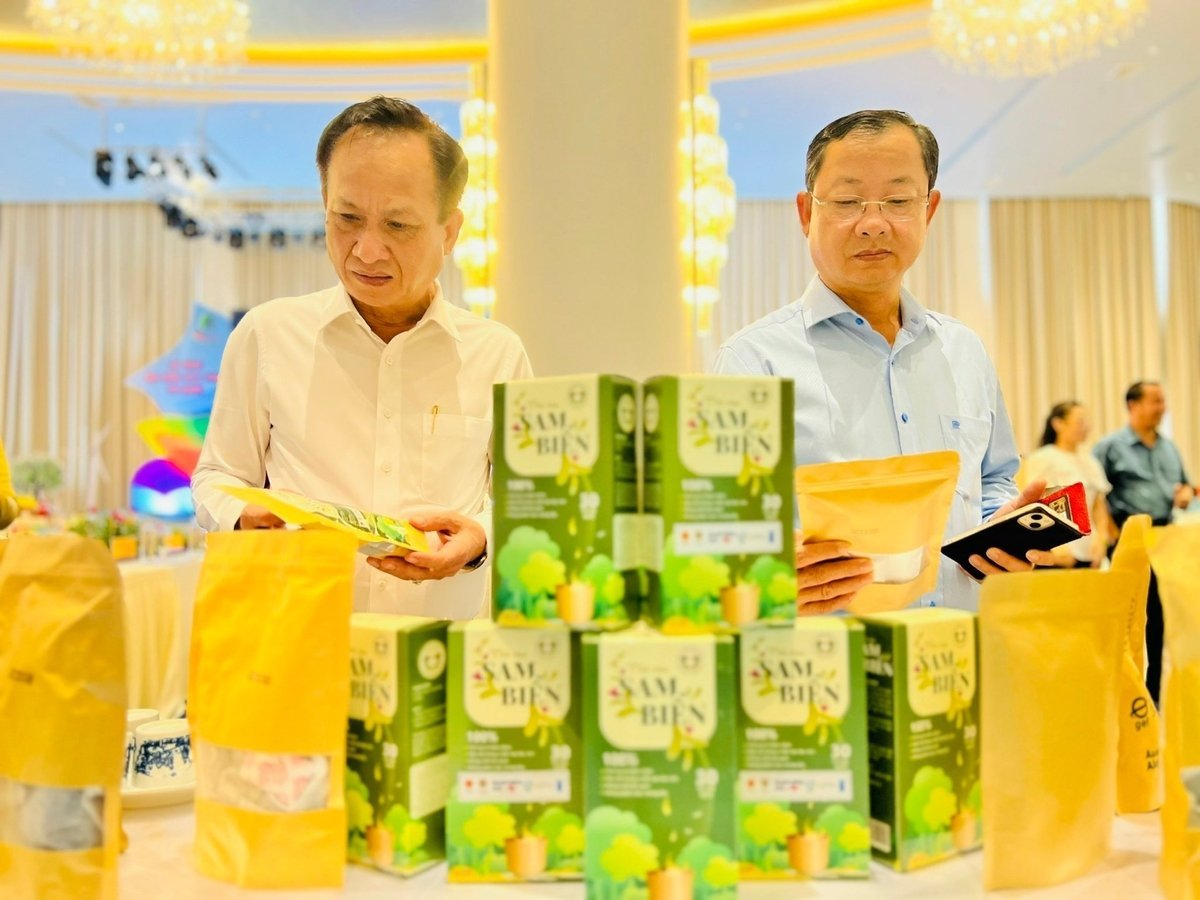 Ông Phạm Văn Thiều (áo trắng), Phó Bí thư Tỉnh ủy - Chủ tịch HĐND tỉnh Cà Mau tham quan gian hàng trưng bày sản phẩm OCOP. Ảnh: Trọng Linh.