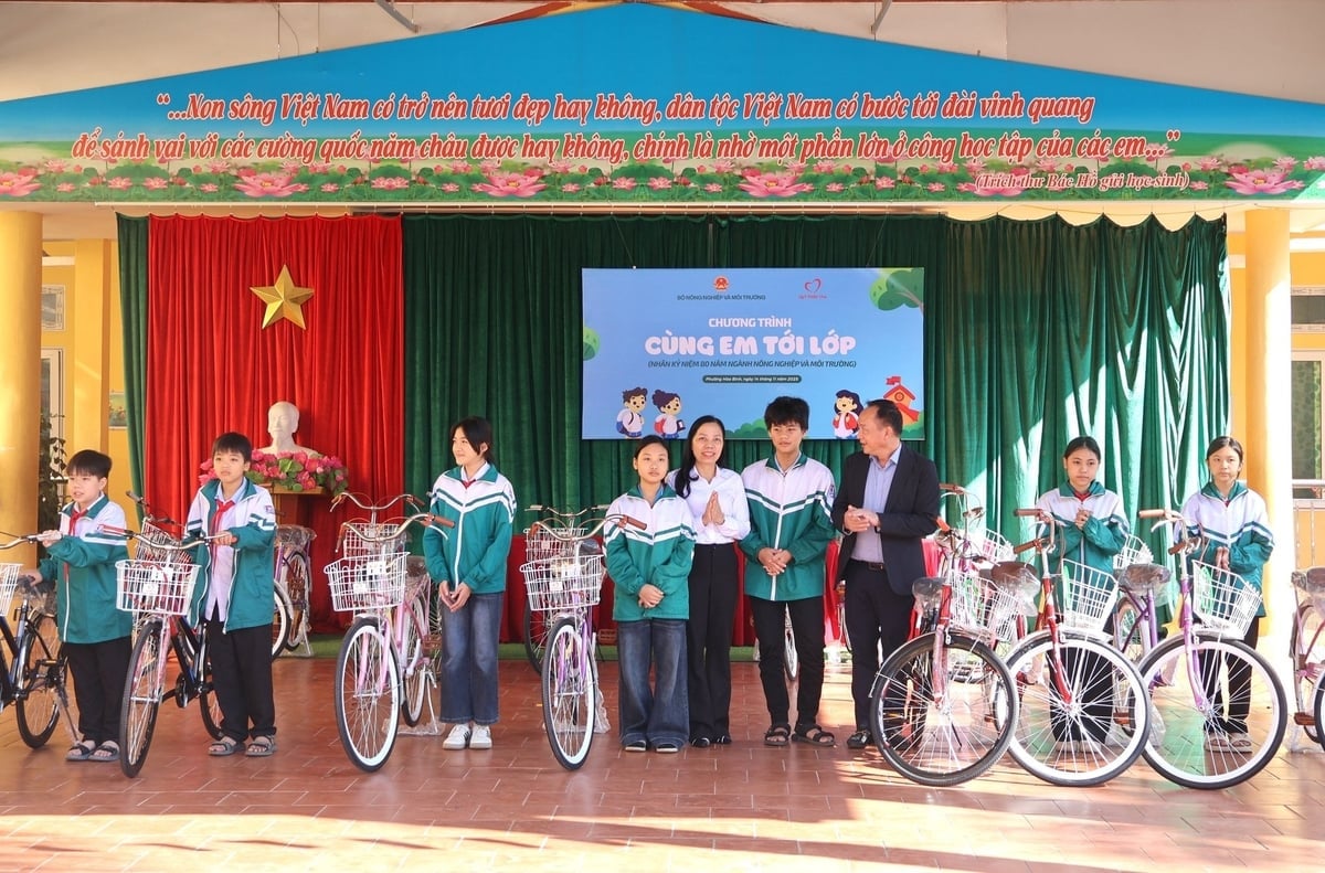 ທ່ານ Ngo Hong Giang, ຮອງເລຂາຄະນະພັກກະຊວງກະສິກຳ ແລະ ສິ່ງແວດລ້ອມ ແລະ ທ່ານນາງ Dinh Thi Thu Hien, ປະທານຄະນະກຳມະການແນວໂຮມປະເທດຊາດຫວຽດນາມ ນະຄອນ Hoa Binh Ward (Phu Tho) ໄດ້ມອບລົດຖີບໃຫ້ນັກຮຽນ. ພາບ: ເຈີ່ນຫງວຽນ. Ông Ngô Hồng Giang, Phó Bí thư chuyên trách Đảng ủy Bộ Nông nghiệp và Môi trường và bà Đinh Thị Thu Hiền, Chủ tịch Ủy ban Mặt trận Tổ quốc Việt Nam phường Hòa Bình (Phú Thọ) trao xe đạp cho các em học sinh. Ảnh: Trung Nguyên.