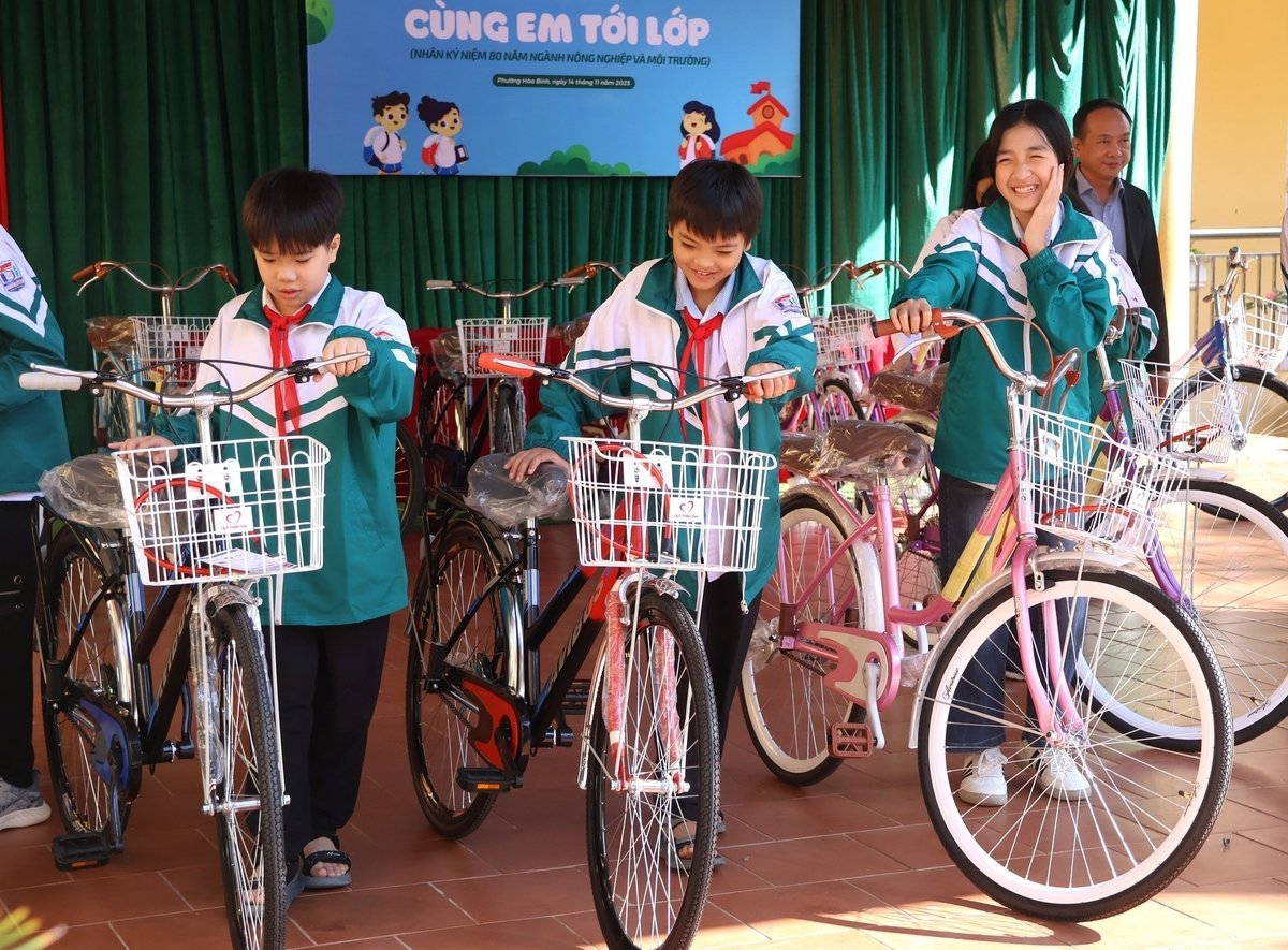 ນັກຮຽນໄດ້ຮັບລົດຖີບໃໝ່ດ້ວຍຄວາມດີໃຈ. ພາບ: ເຈີ່ນຫງວຽນ. Các em học sinh nhận xe đạp mới trong niềm hân hoan. Ảnh: Trung Nguyên.