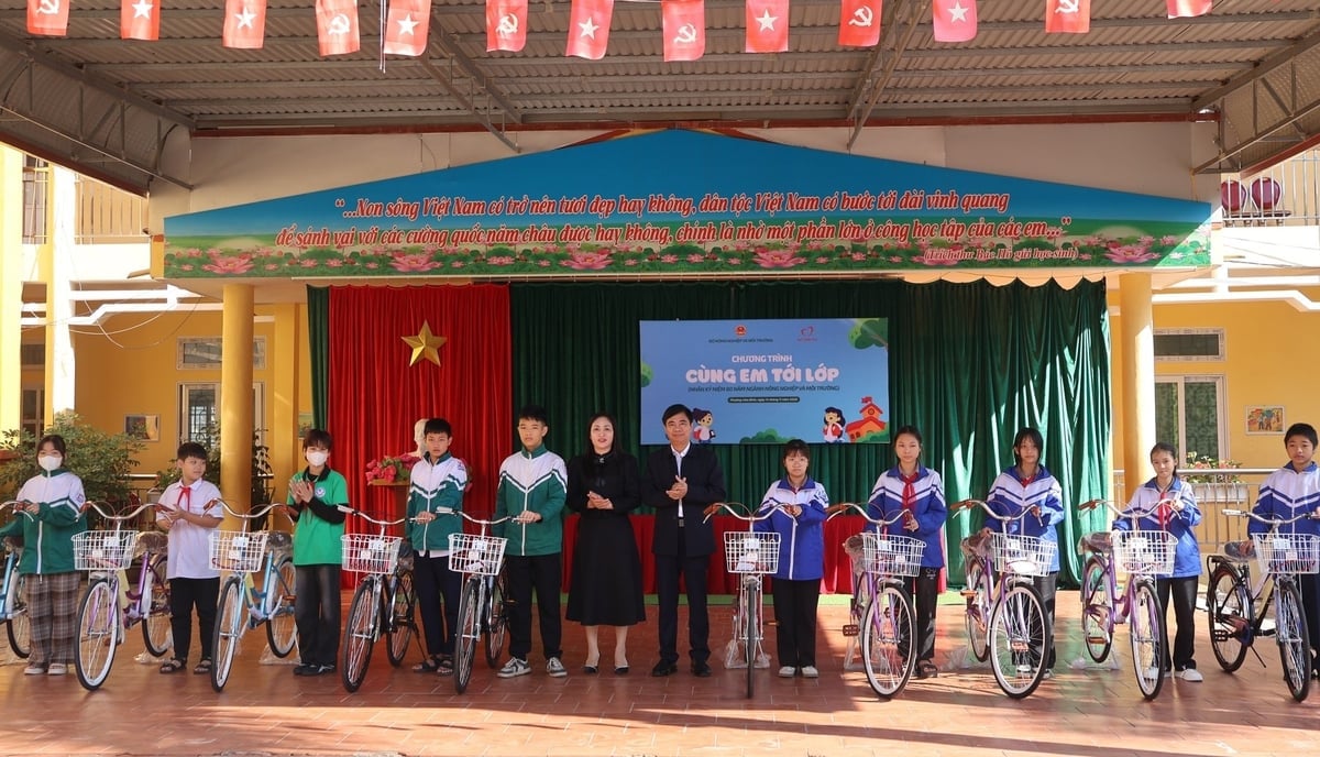 ທ່ານ ຟ້າມວັນເຢືອງ, ຮອງຫົວໜ້າຄະນະຈັດຕັ້ງຄະນະບໍລິຫານງານສູນກາງພັກ ກະຊວງກະສິກຳ ແລະ ສິ່ງແວດລ້ອມ ແລະ ທ່ານນາງ ຮ່ວາງຈູງຫາຍ, ຮອງປະທານຄະນະກຳມະການປະຊາຊົນຕາແສງ ຮ່ວາບິ່ງ ໄດ້ມອບລົດຖີບໃຫ້ນັກຮຽນ. ພາບ: ເຈີ່ນຫງວຽນ. Ông Phạm Văn Đương, Phó trưởng Ban Tổ chức Đảng ủy Bộ Nông nghiệp và Môi trường và bà Hoàng Châu Khôi, Phó Chủ tịch UBND phường Hòa Bình trao xe đạp cho các em học sinh. Ảnh: Trung Nguyên.