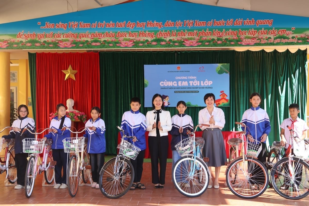 ທ່ານນາງ ວູທິເຟືອງລານ, ຮອງຫົວໜ້າກົມໂຄສະນາອົບຮົມສູນກາງພັກ, ກະຊວງກະສິກຳ ແລະ ສິ່ງແວດລ້ອມ ແລະ ທ່ານ ນາງ ລີທິຮົ່ງດີ, ຮອງບັນນາທິການໃຫຍ່ໜັງສືພິມກະສິກຳ ແລະ ສິ່ງແວດລ້ອມ ໄດ້ມອບລົດຖີບໃຫ້ນັກຮຽນ. ພາບ: ເຈີ່ນຫງວຽນ. Bà Vũ Thị Phương Lan, Phó trưởng Ban Tuyên giáo và Dân vận Đảng ủy Bộ Nông nghiệp và Môi trường và bà Lý Thị Hồng Điệp, Phó Tổng biên tập Báo Nông nghiệp và Môi trường trao xe đạp cho các em học sinh. Ảnh: Trung Nguyên.