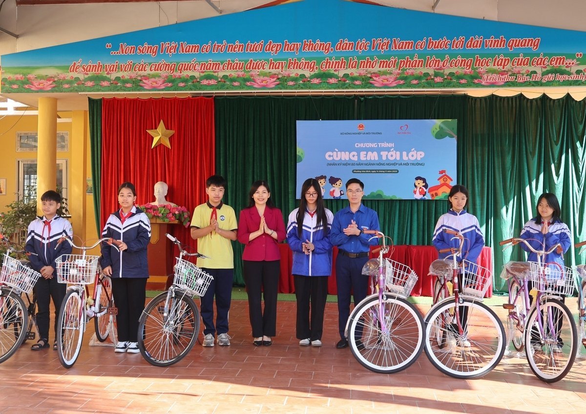 ທ່ານນາງ ຫງວຽນທິຢວານ, ຮອງຫົວໜ້າຫ້ອງວ່າການກະຊວງກະສິກຳ ແລະ ສິ່ງແວດລ້ອມ ແລະ ທ່ານ ຫງວຽນວັນຮຸ່ງ, ຮອງປະທານຄະນະບໍລິຫານງານສູນກາງແນວລາວສ້າງຊາດ ຫວຽດນາມ ປະຈຳ ຮ່ວາບິ່ງ, ເລຂາຄະນະຊາວໜຸ່ມ ຫວອດ ຮວ່າບິ່ງ ໄດ້ມອບລົດຖີບໃຫ້ນັກຮຽນ. ພາບ: ເຈີ່ນຫງວຽນ. Bà Nguyễn Thị Yến, Phó Chánh Văn phòng Đảng ủy Bộ Nông nghiệp và Môi trường và ông Nguyễn Văn Hùng, Phó chủ tịch Ủy ban MTTQ Việt Nam phường, Bí thư Đoàn Phường Hòa Bình trao xe đạp cho các em học sinh. Ảnh: Trung Nguyên.