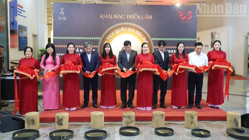 נציגים גזרו את הסרט לפתיחת התערוכה.