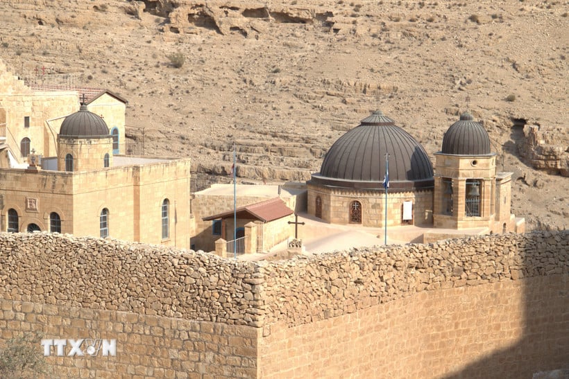 tu-vien-mar-saba-vien-ngoc-an-minh-giua-sa-mac-judea.jpg