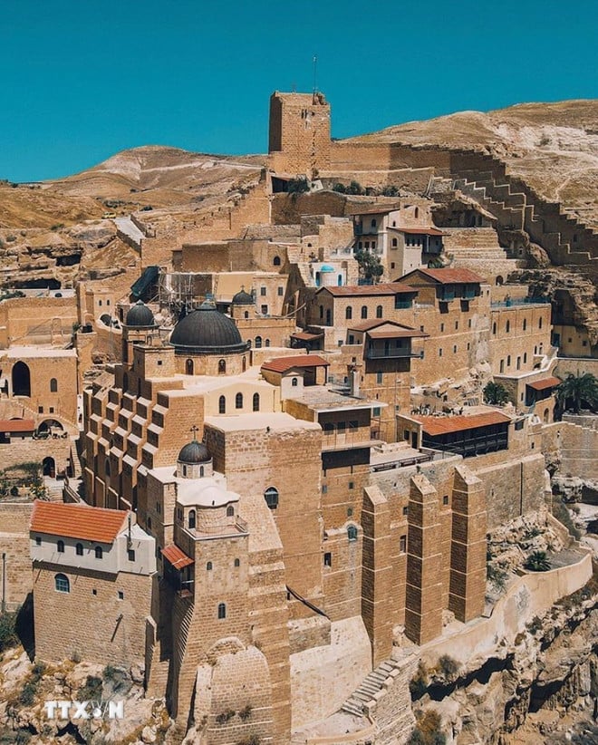 tu-vien-mar-saba-vien-ngoc-an-minh-giua-sa-mac-judea-2.jpg