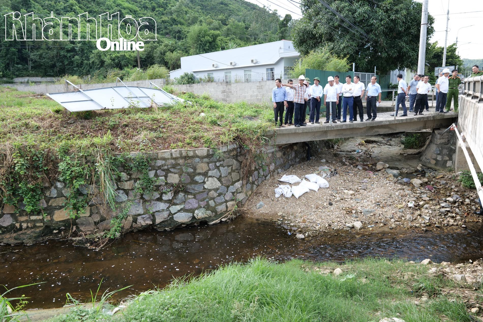 សមមិត្ត ឡឺ ហ៊ុយៀន និងក្រុមការងារបានចុះពិនិត្យតំបន់អូរ ដែលមានទឹកស្អុយហូរចេញមកក្រៅ។