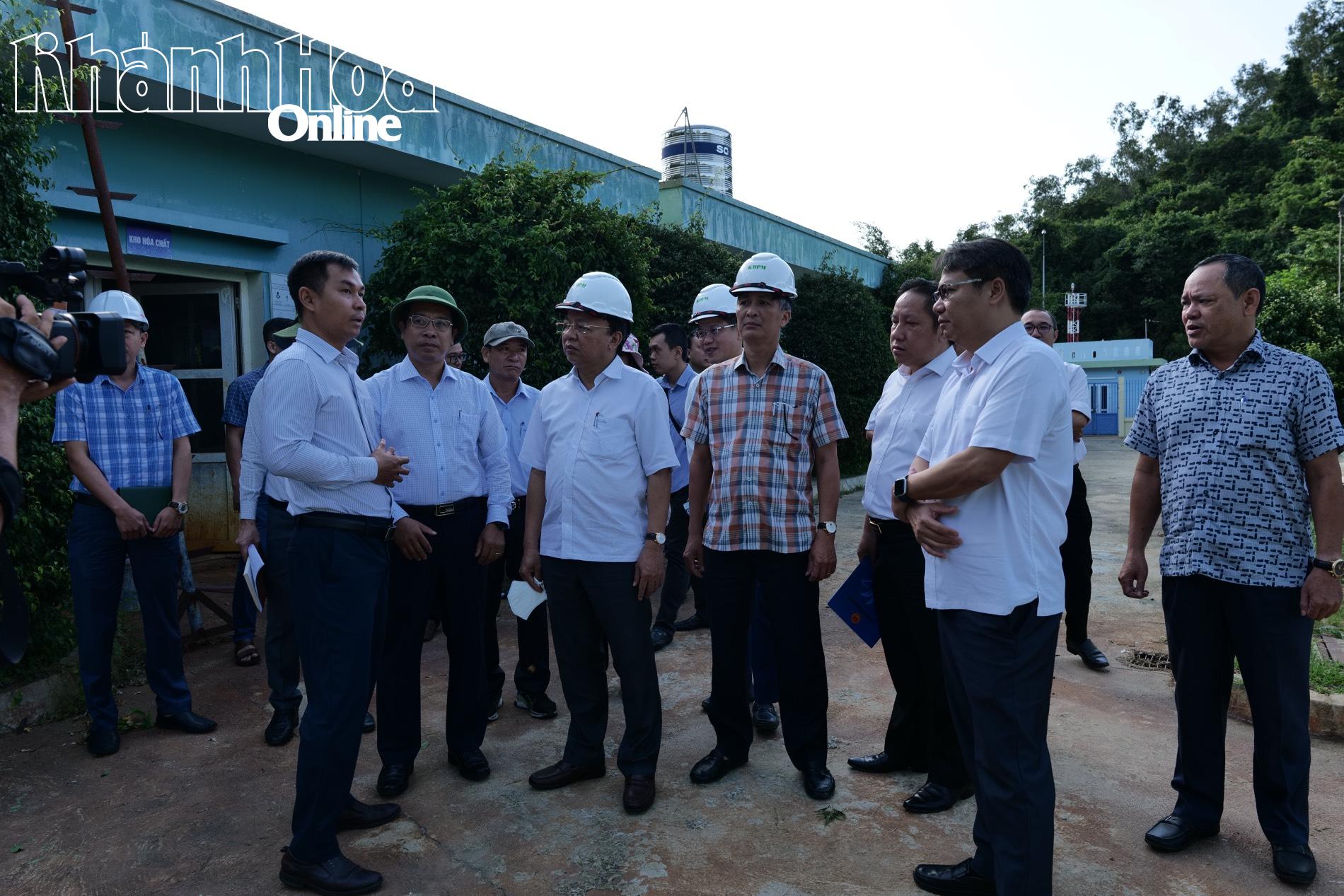 សមមិត្ត Le Huyen និងគណៈប្រតិភូបានចុះពិនិត្យស្ថានីយព្យាបាលទឹកស្អុយ Luong Hoa។