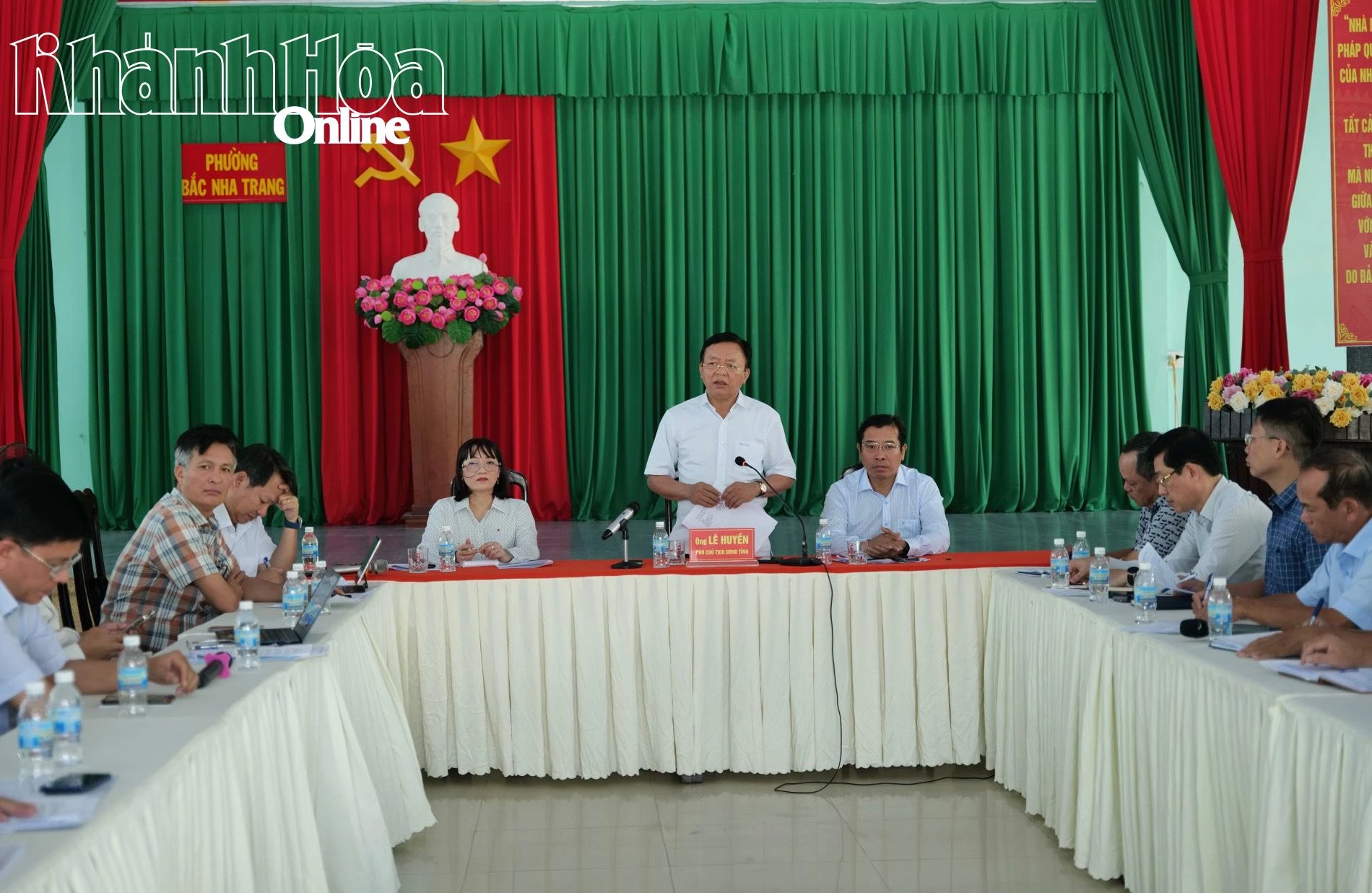 សមមិត្ត Le Huyen និងគណៈប្រតិភូធ្វើការនៅវួដ Bac Nha Trang ។