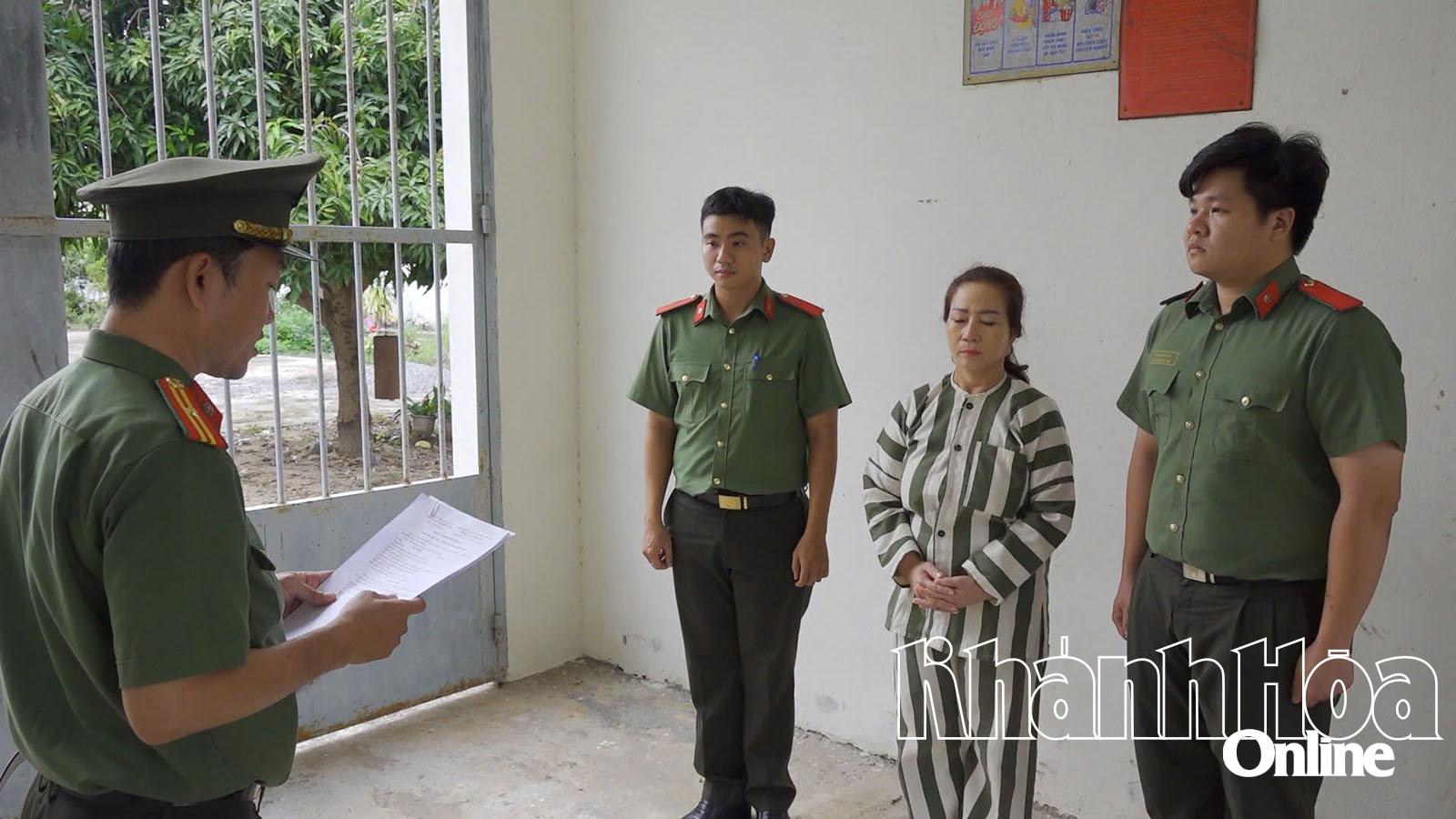 នាយកដ្ឋានសន្តិសុខស៊ើបអង្កេតនៃប៉ូលីសខេត្ត Khanh Hoa បានអនុវត្តដីកាចាប់ខ្លួនដើម្បីឃាត់ខ្លួនជនសង្ស័យ Hua Thi Le ។