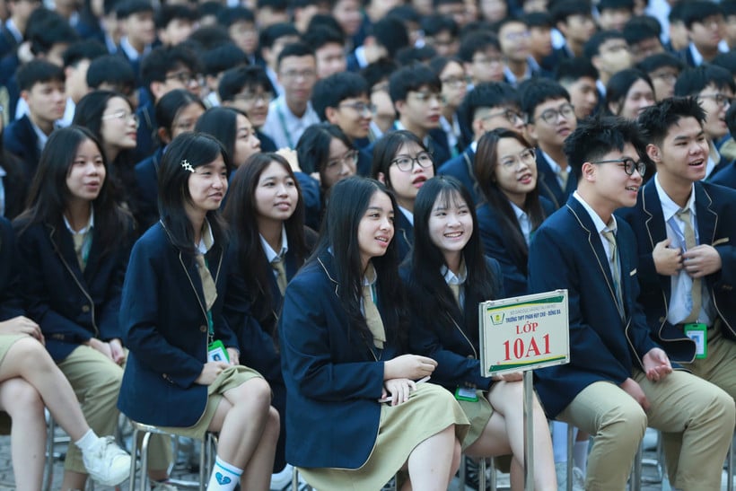 Học sinh Trường trung học phổ thông Phan Huy Chú - Đống Đa, Hà Nội cùng chuyên gia tìm hiểu về an toàn trực tuyến