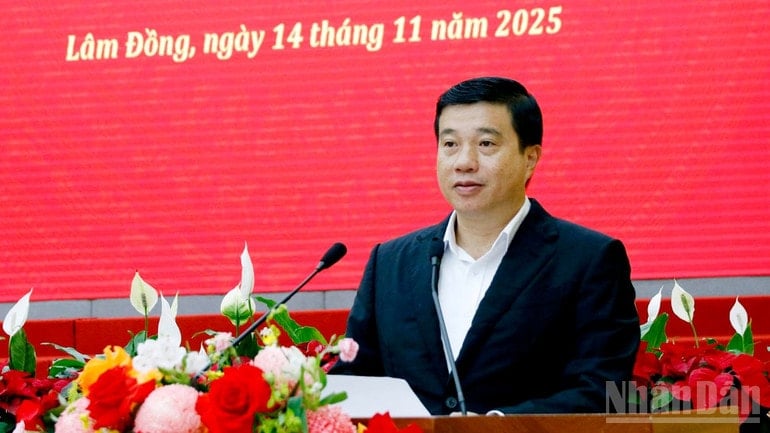 دبیر حزب استان لام دونگ، وای تان ها نیه کدام، سخنرانی افتتاحیه کنفرانس را ایراد کرد. ndo_br_6.jpg