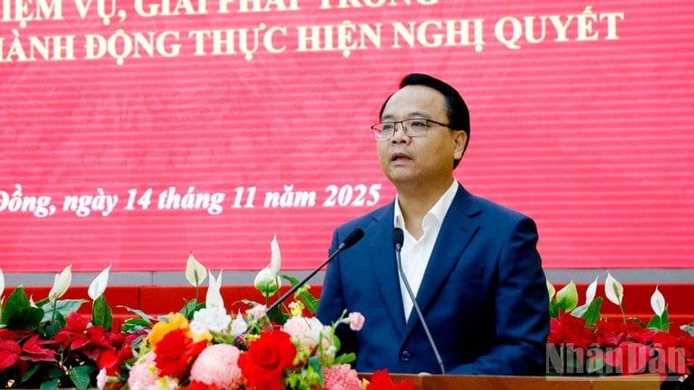 معاون دبیر دائمی کمیته حزبی استان لام دونگ، دانگ هونگ سی، مفاد کلیدی قطعنامه اولین کنگره حزب استانی در مورد حزب سازی و نظام سیاسی را منتشر کرد. ndo_br_8.jpg