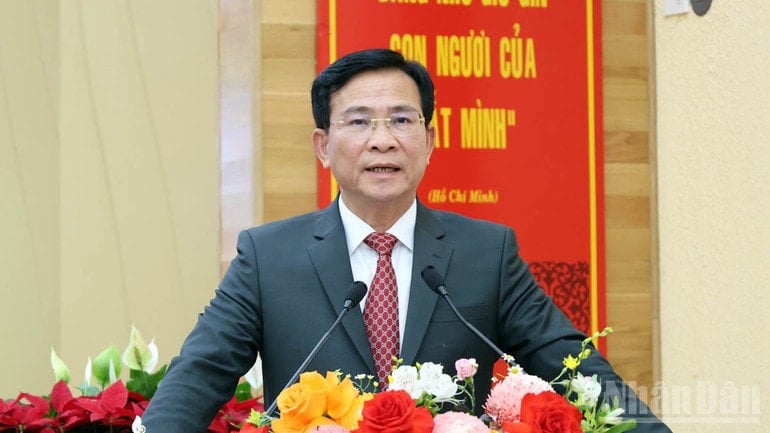 هو وان مویی، معاون دبیر کمیته حزبی استان و رئیس کمیته خلق استان، مفاد اصلی قطعنامه اولین کنگره حزبی استان در مورد اقتصاد اجتماعی را منتشر کرد. ndo_br_1.jpg