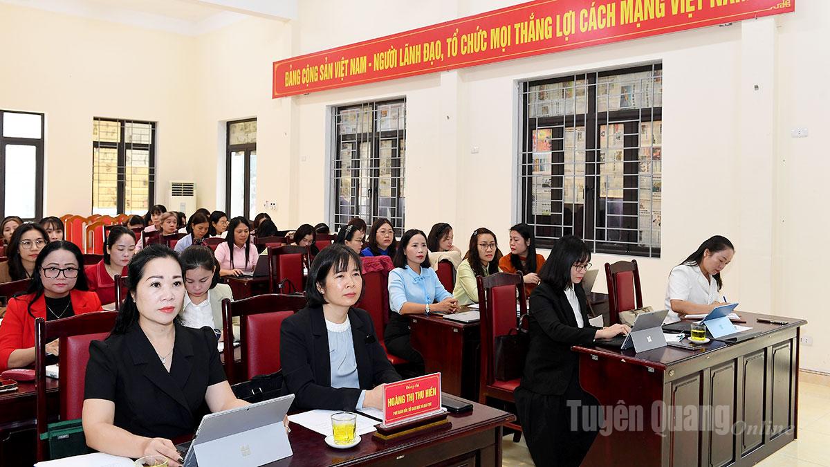 Lãnh đạo Sở Giáo dục và Đào tạo và các đại biểu dự hội nghị.