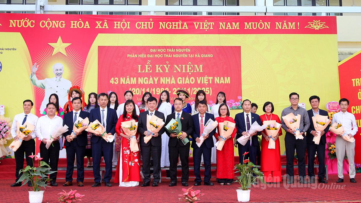 Các em sinh viên tặng hoa tri ân giáo viên.